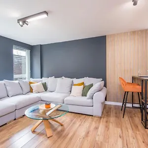 Pass The Keys Stunning 2 Bed With Parking In Bay Apartment