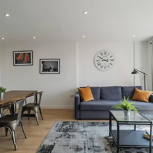 Centre Luxury - Free Parking & Balcony Apartment